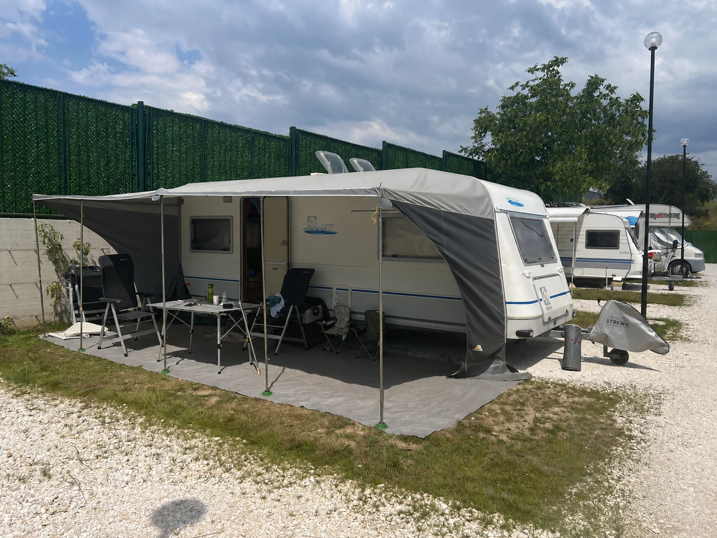 Каравана Knaus Azure, снимка 8 - Каравани и кемпери - 55486247