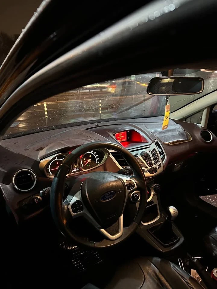Ford Fiesta 1.6 ДИЗЕЛ, снимка 9 - Автомобили и джипове - 52624397