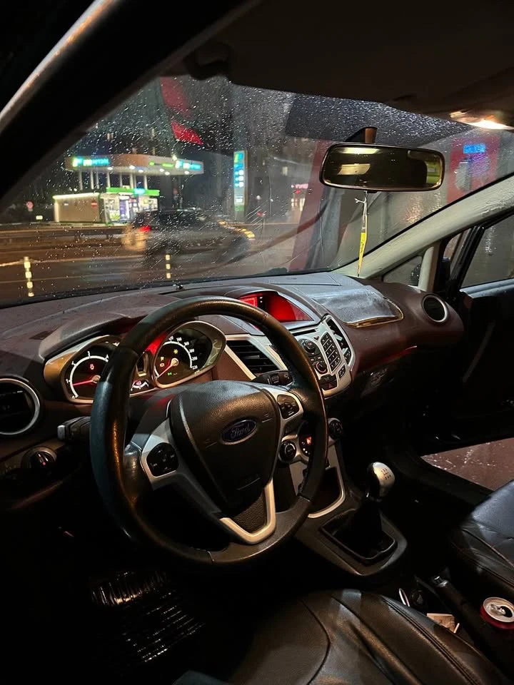 Ford Fiesta 1.6 ДИЗЕЛ, снимка 8 - Автомобили и джипове - 52624397