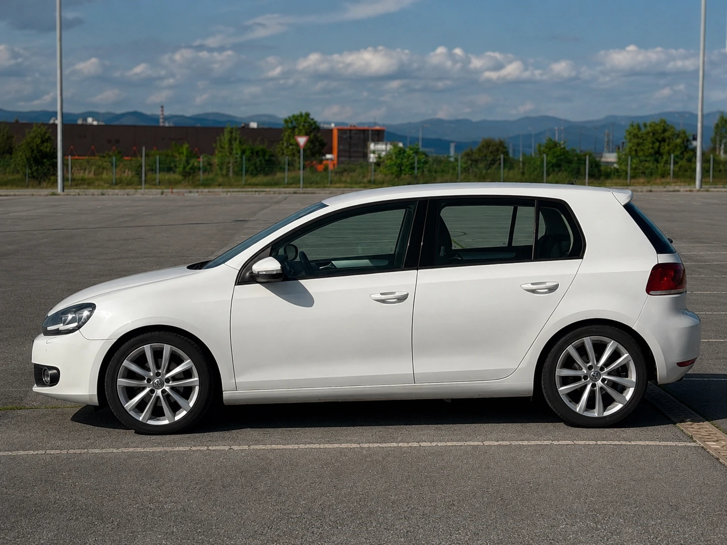 VW Golf 1.6 TDI Highline, снимка 3 - Автомобили и джипове - 54813437