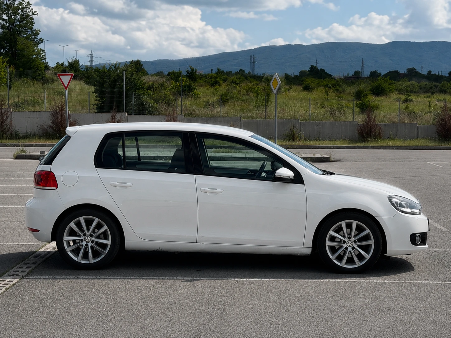 VW Golf 1.6 TDI Highline, снимка 7 - Автомобили и джипове - 54813437