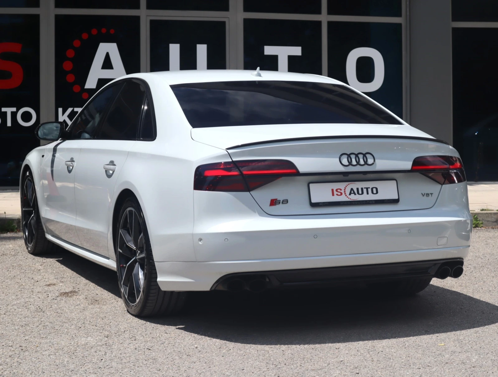 Audi S8 PLUS/EXCLUSIVE/HuD/Night/Обдухване/Керамика/BOSE, снимка 4 - Автомобили и джипове - 54840650