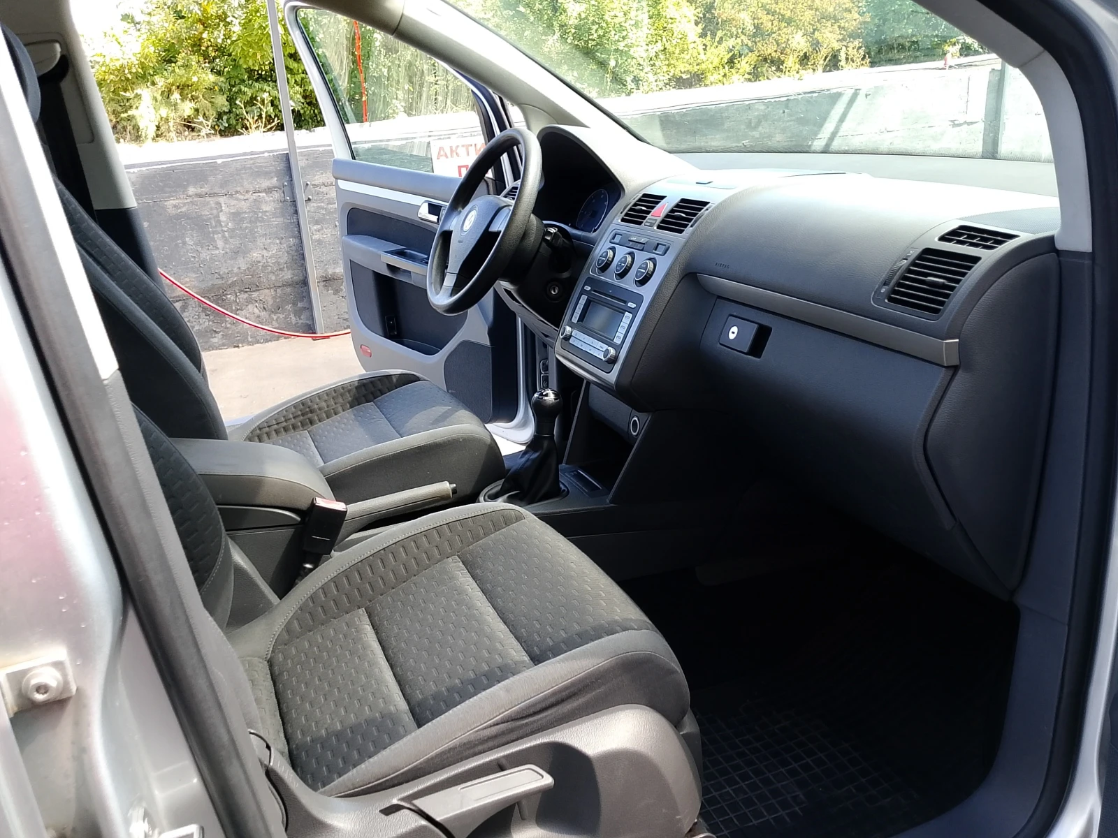 VW Touran 1.9-105кс-КЛИМАТРОНИК, снимка 16 - Автомобили и джипове - 55743085