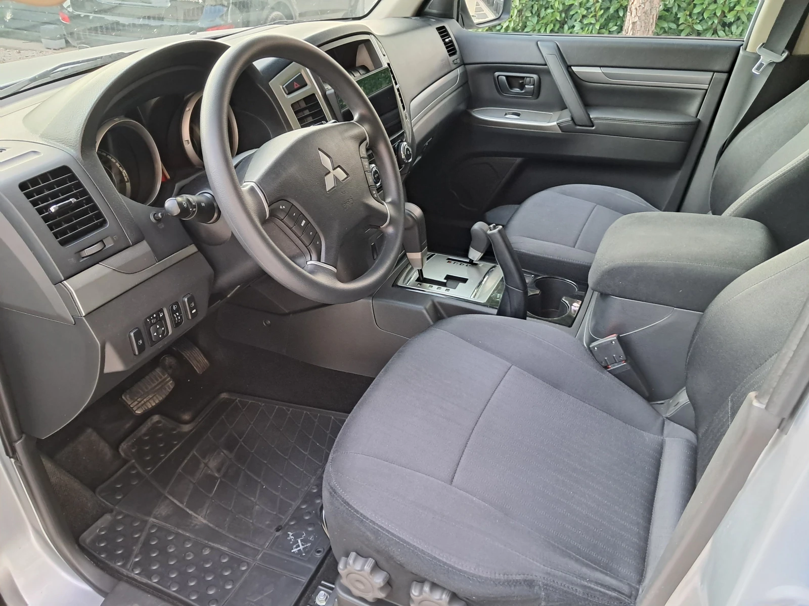 Mitsubishi Pajero 102000 км-ПЪЛНА СЕРВИЗНА ИСТОРИЯ В СИЛВЪР СТАР - изображение 5