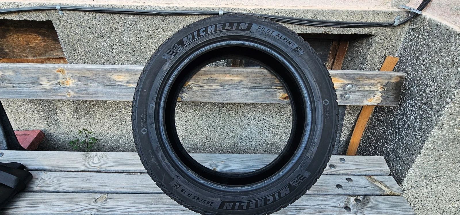 Гуми Зимни 245/45R18, снимка 2 - Гуми и джанти - 55929723