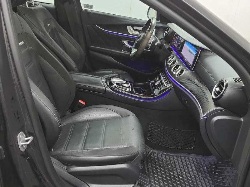 Mercedes-Benz E 43 AMG * * CARFAX * * АВТО КРЕДИТ * * , снимка 11 - Автомобили и джипове - 53092235