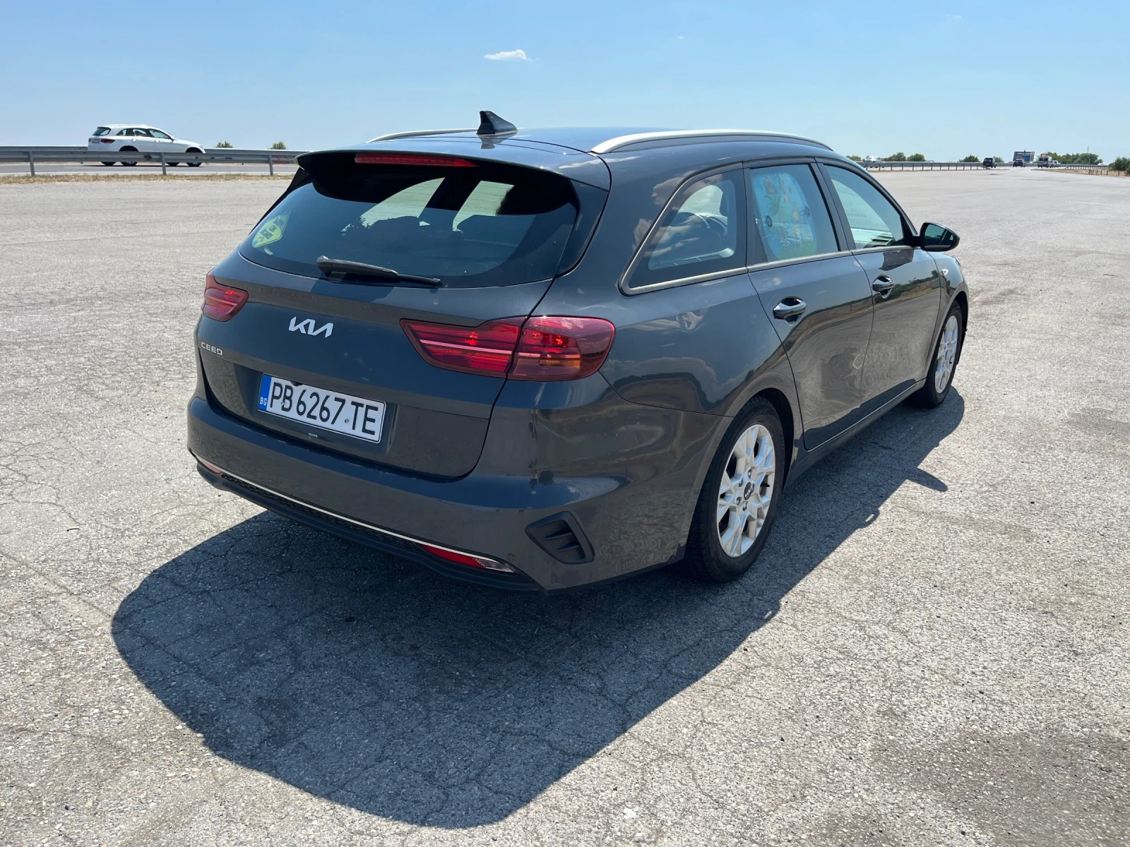 Kia Ceed SW 2022 120 кс | Обслужена | История | ТОП! , снимка 3 - Автомобили и джипове - 55481399