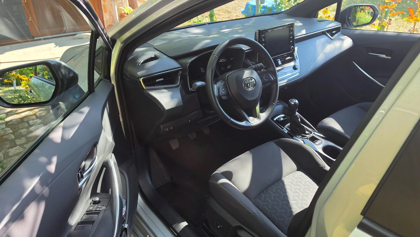 Toyota Corolla Executive HB 1.2T 6M Turbo, снимка 13 - Автомобили и джипове - 55219703
