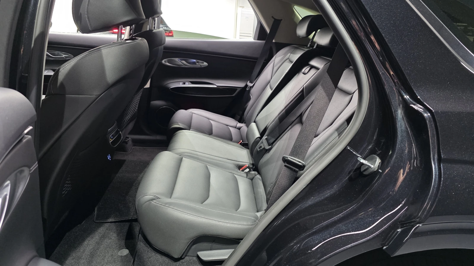 Genesis GV70 2.5* BLIND SPOT* HUD* ЕЛ. БАГАЖНИК* 360* КРАЙНА ЦЕ, снимка 11 - Автомобили и джипове - 55302205