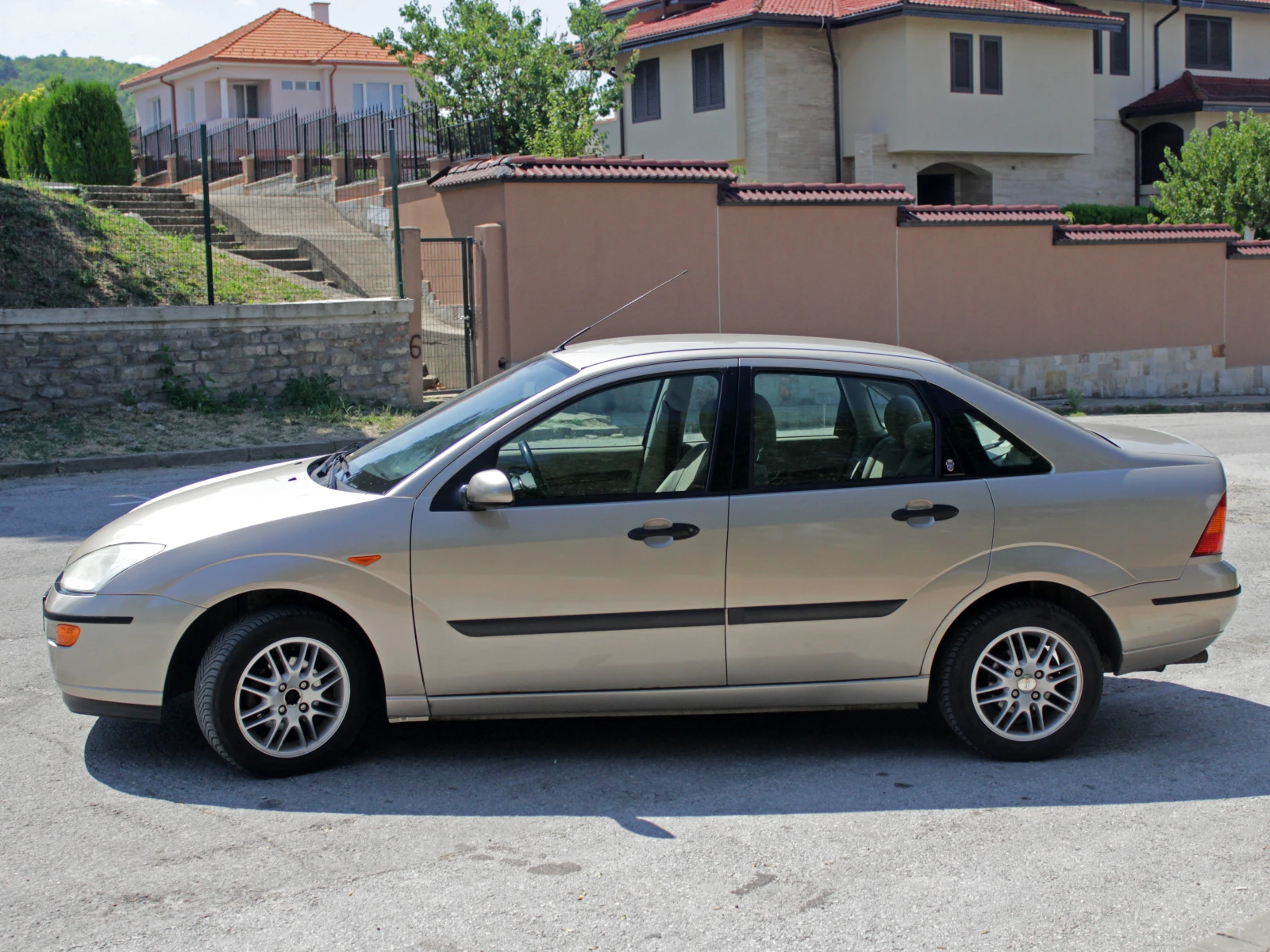 Ford Focus Ghia 1.8, снимка 4 - Автомобили и джипове - 55543648