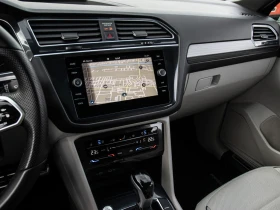 VW Tiguan HIGHLINE* R LINE* ДИСТРОНИК* ОБДУХВАНЕ* КРАЙНА ЦЕН, снимка 10