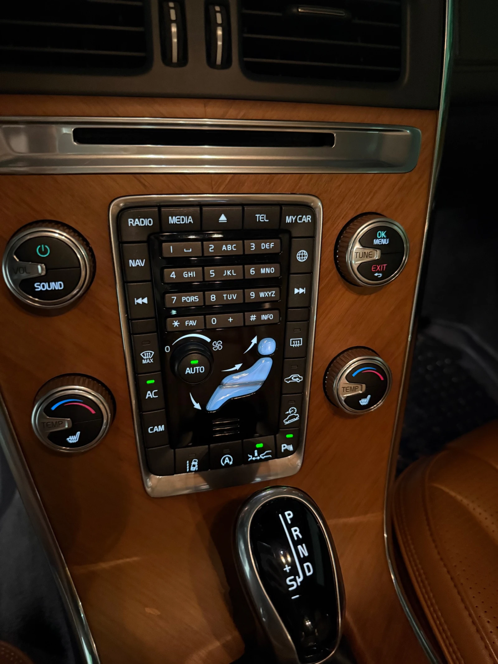 Volvo XC60 D5, снимка 11 - Автомобили и джипове - 54205469