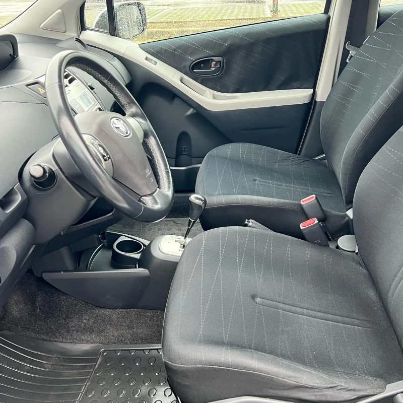 Toyota Yaris 1.3i Automat, снимка 8 - Автомобили и джипове - 48869041