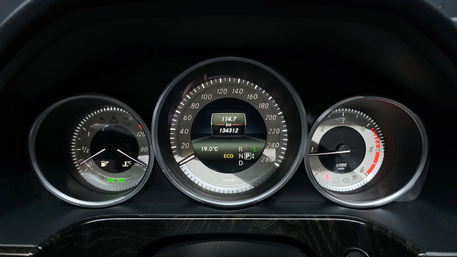 Mercedes-Benz E 220 Avantgarde * ПОДГРЕВИ * ЛЮК * КАМЕРА, снимка 8 - Автомобили и джипове - 55844425