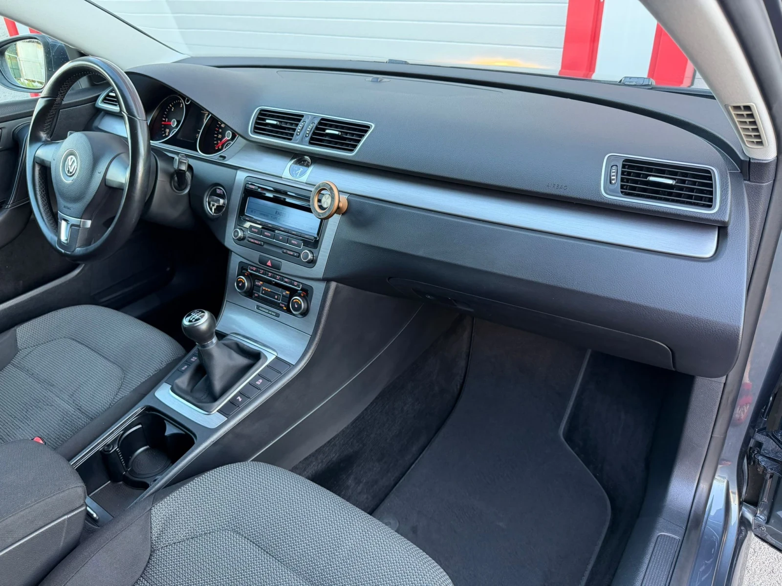 VW Passat 1.6TDI KLIMATRONIK 6-SPEED EVRO 5A ЛИЗИНГ, снимка 15 - Автомобили и джипове - 56244759