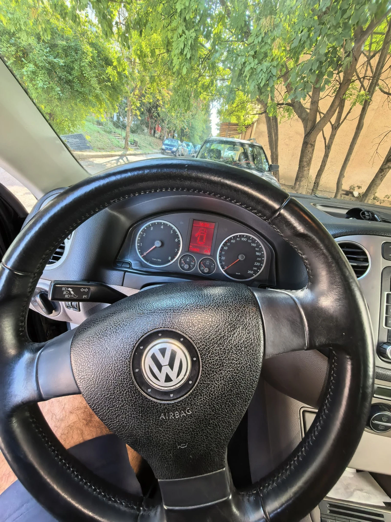 VW Tiguan 1.4 TSI  4 MOTION , снимка 13 - Автомобили и джипове - 56121541