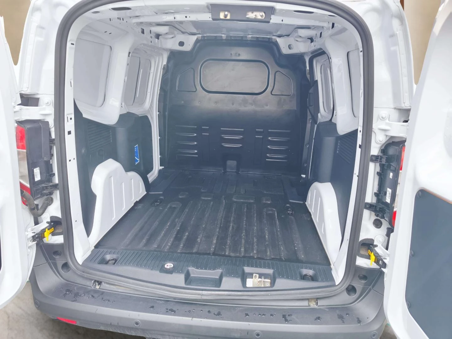 Ford Tourneo 1.0 EcoBoost - изображение 10