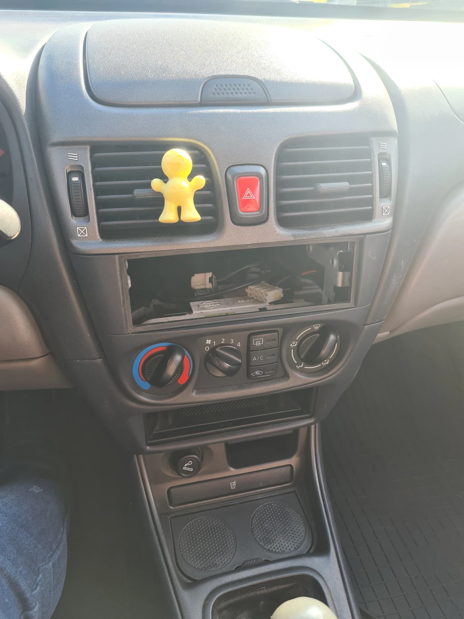 Nissan Almera 1.5, снимка 8 - Автомобили и джипове - 54965509
