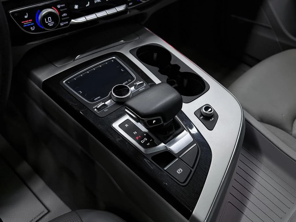 Audi Q7 3.0T* TECHNIK* BOSE* ХЕДЪП* ОБДУХ* 360* КРАЙНА ЦЕН, снимка 15 - Автомобили и джипове - 56012610
