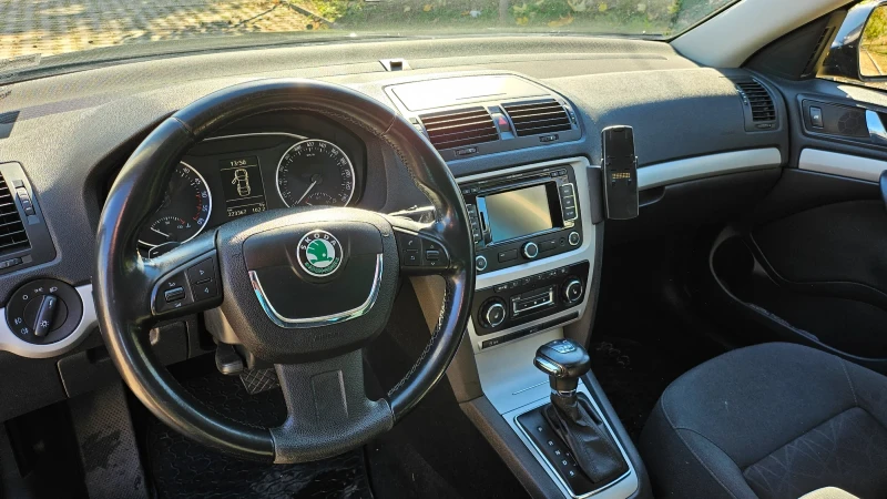 Skoda Octavia 2.0TDI / DSG / ПОДГРЕВ, снимка 8 - Автомобили и джипове - 47726267