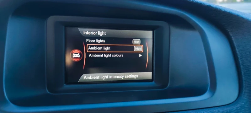 Volvo V40 1.6 D, снимка 3 - Автомобили и джипове - 52003157