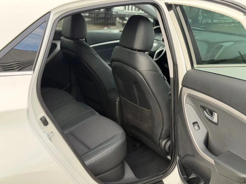 Hyundai I30 1.6i Edition Facelift Led Кожа-Нави-Камера, снимка 8 - Автомобили и джипове - 53036471