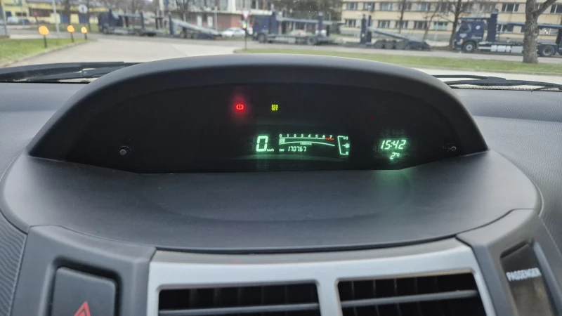 Toyota Yaris 1.3i* 100К.С* ФЕЙСЛИФТ* ЕВРО5* ГЕРМАНИЯ, снимка 15 - Автомобили и джипове - 53076681