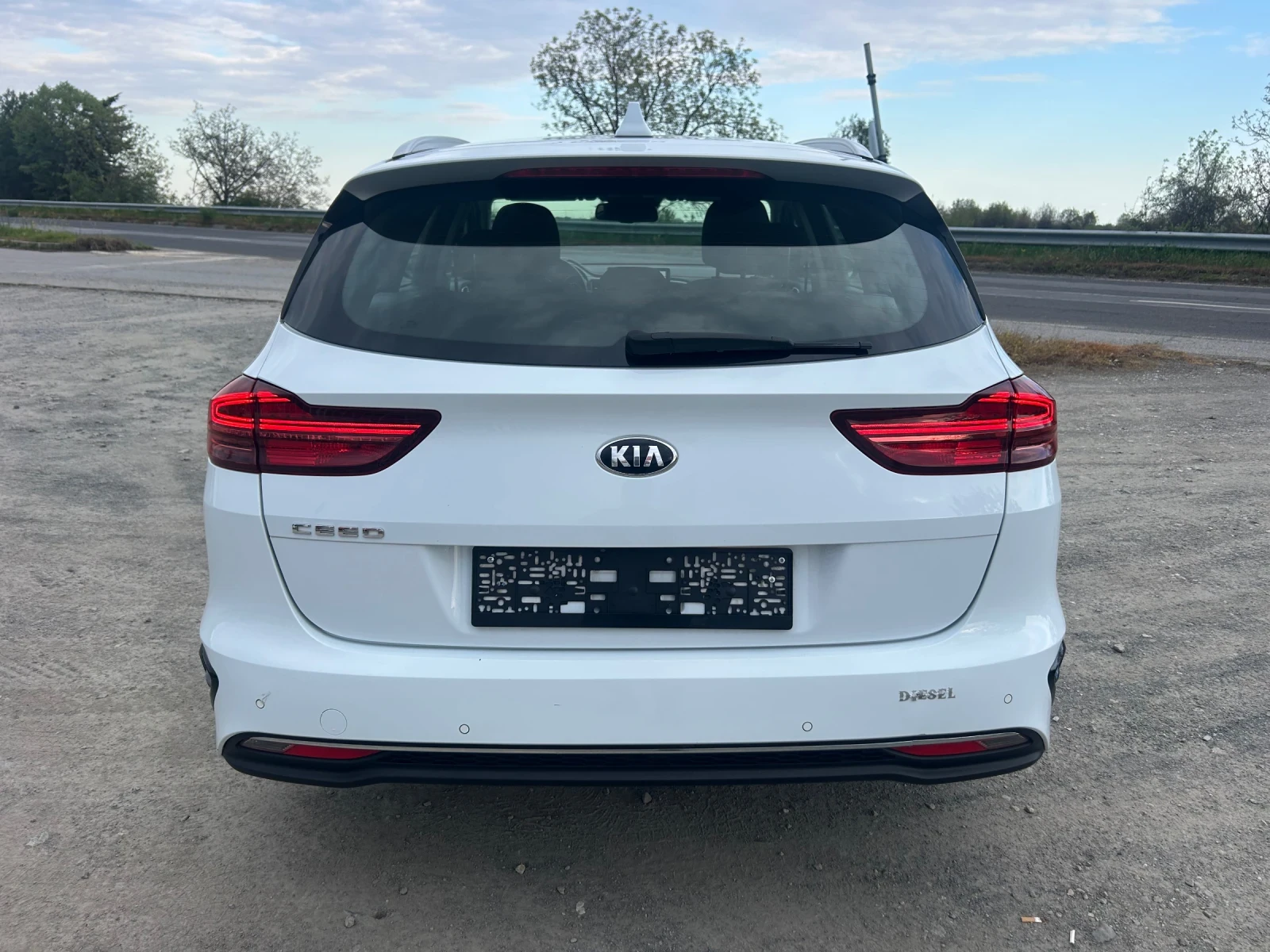 Kia Ceed 1.6 CRDI / НАВИГАЦИЯ / КАМЕРА / ЕВРО6+  - изображение 6