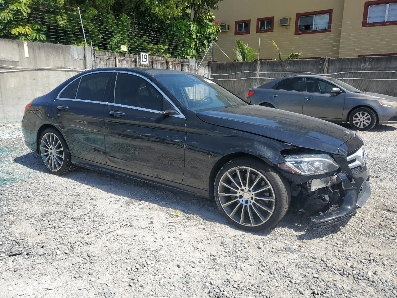 Mercedes-Benz C 400 4MATIC AMG* Burmester* Keyless* Камера - изображение 4
