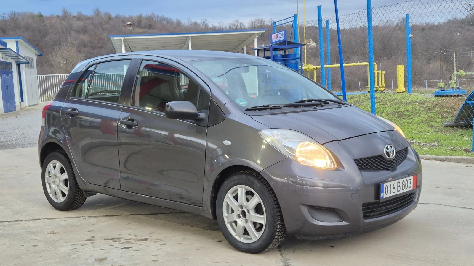 Toyota Yaris 1.3i* 100�.�* ��������* ����5* �������� | Mobile.bg � ����������� 9