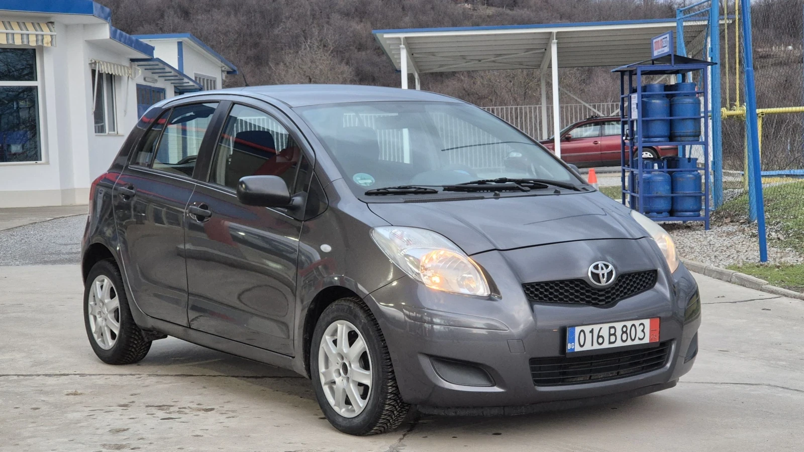 Toyota Yaris 1.3i* 100�.�* ��������* ����5* �������� | Mobile.bg � ����������� 1