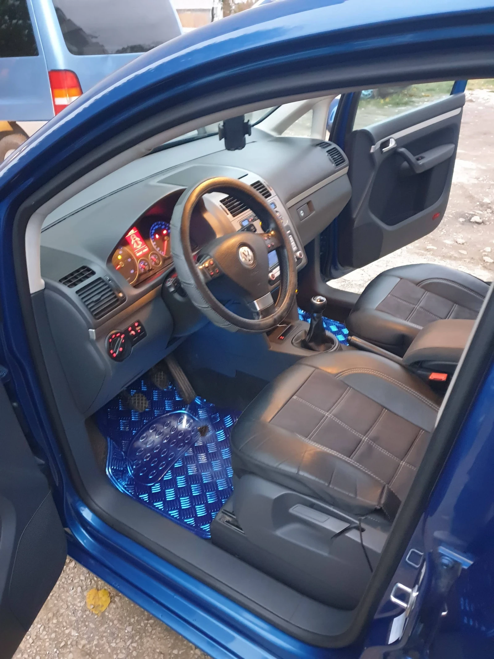 VW Touran, снимка 9 - Автомобили и джипове - 54067593