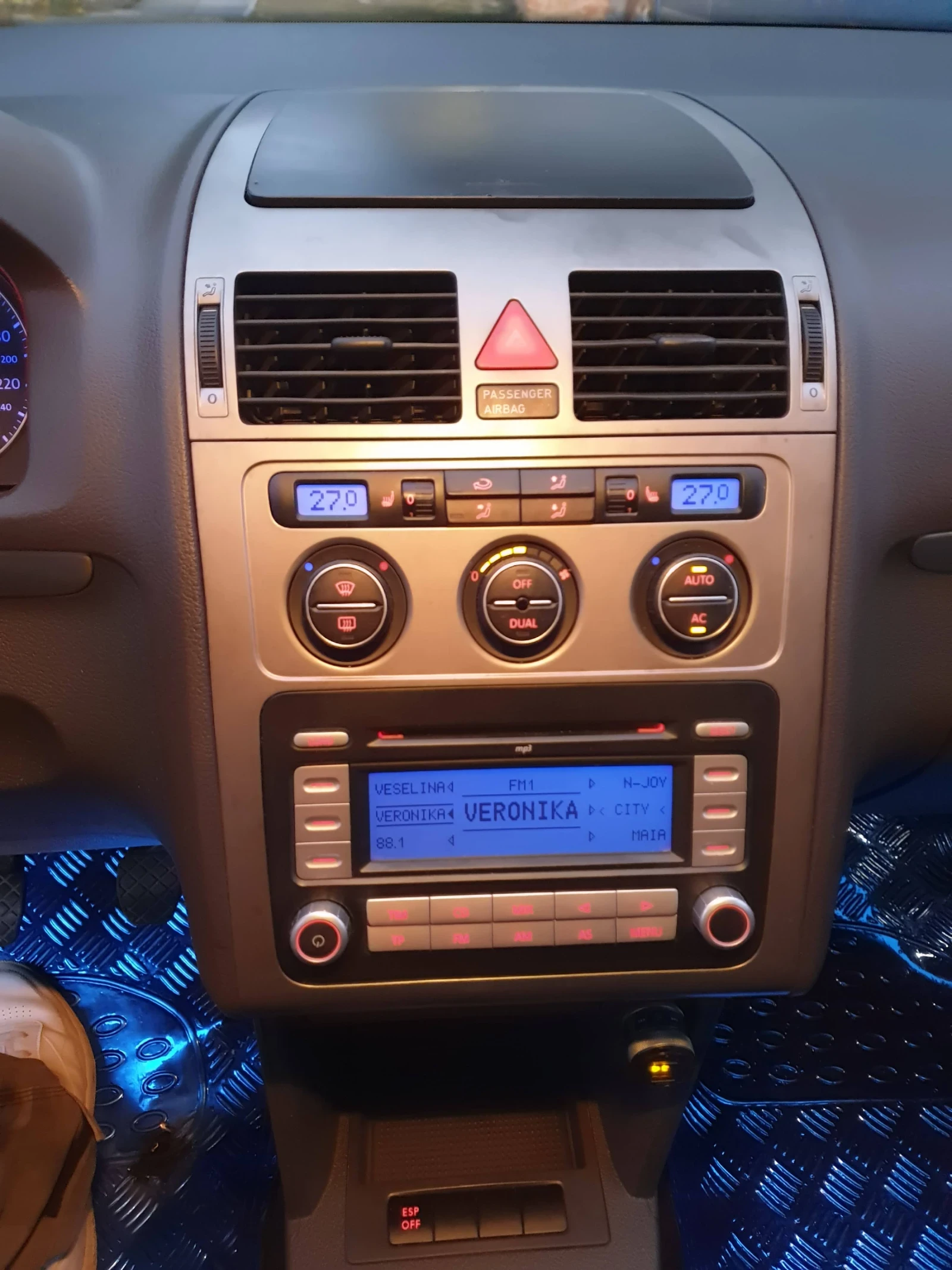 VW Touran, снимка 5 - Автомобили и джипове - 54067593