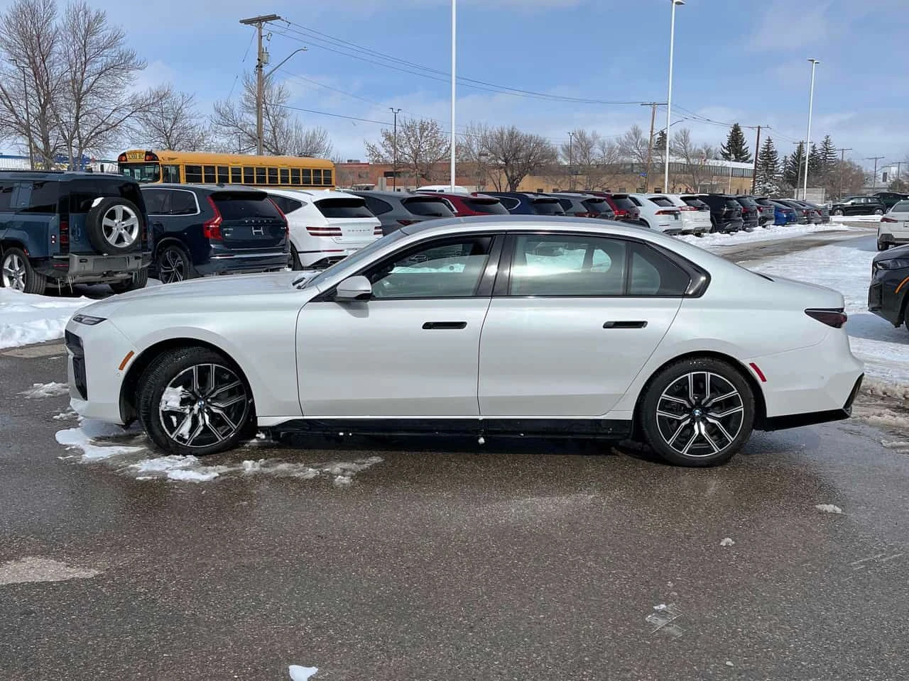 BMW i7 xDrive60| BOWERS & WILKINS| SKY LOUNGE| 2 КЛЮЧА| , снимка 2 - Автомобили и джипове - 54234328