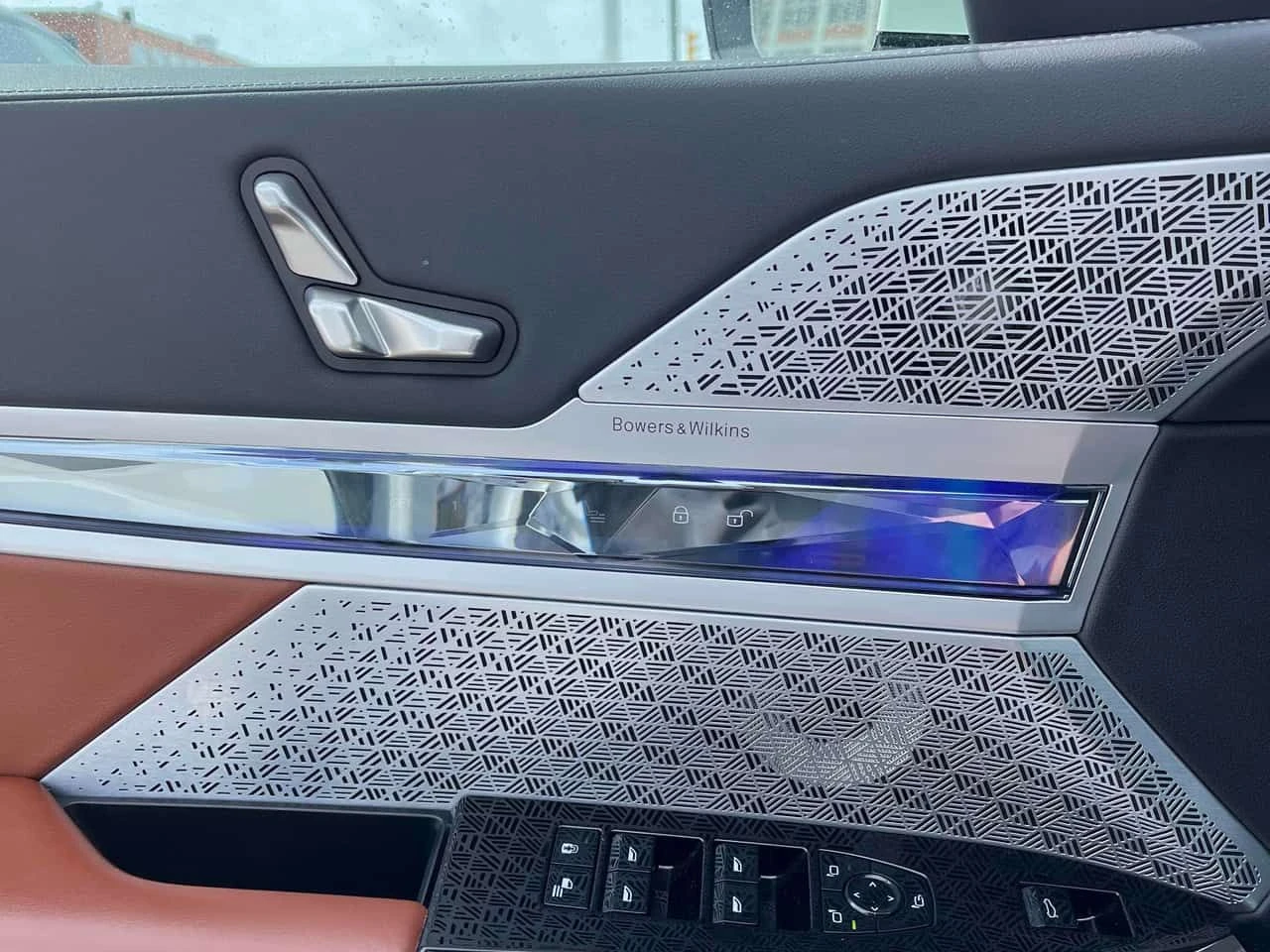 BMW i7 xDrive60| BOWERS & WILKINS| SKY LOUNGE| 2 КЛЮЧА| , снимка 12 - Автомобили и джипове - 54234328