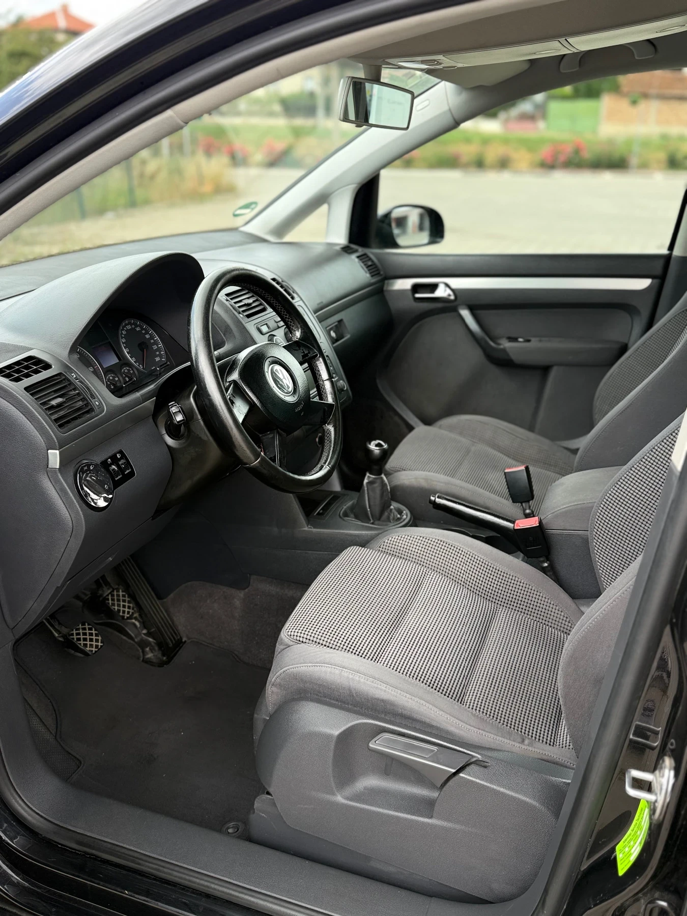 VW Touran 2.0 136 AZV 6 скорости 7 места, снимка 5 - Автомобили и джипове - 54883745