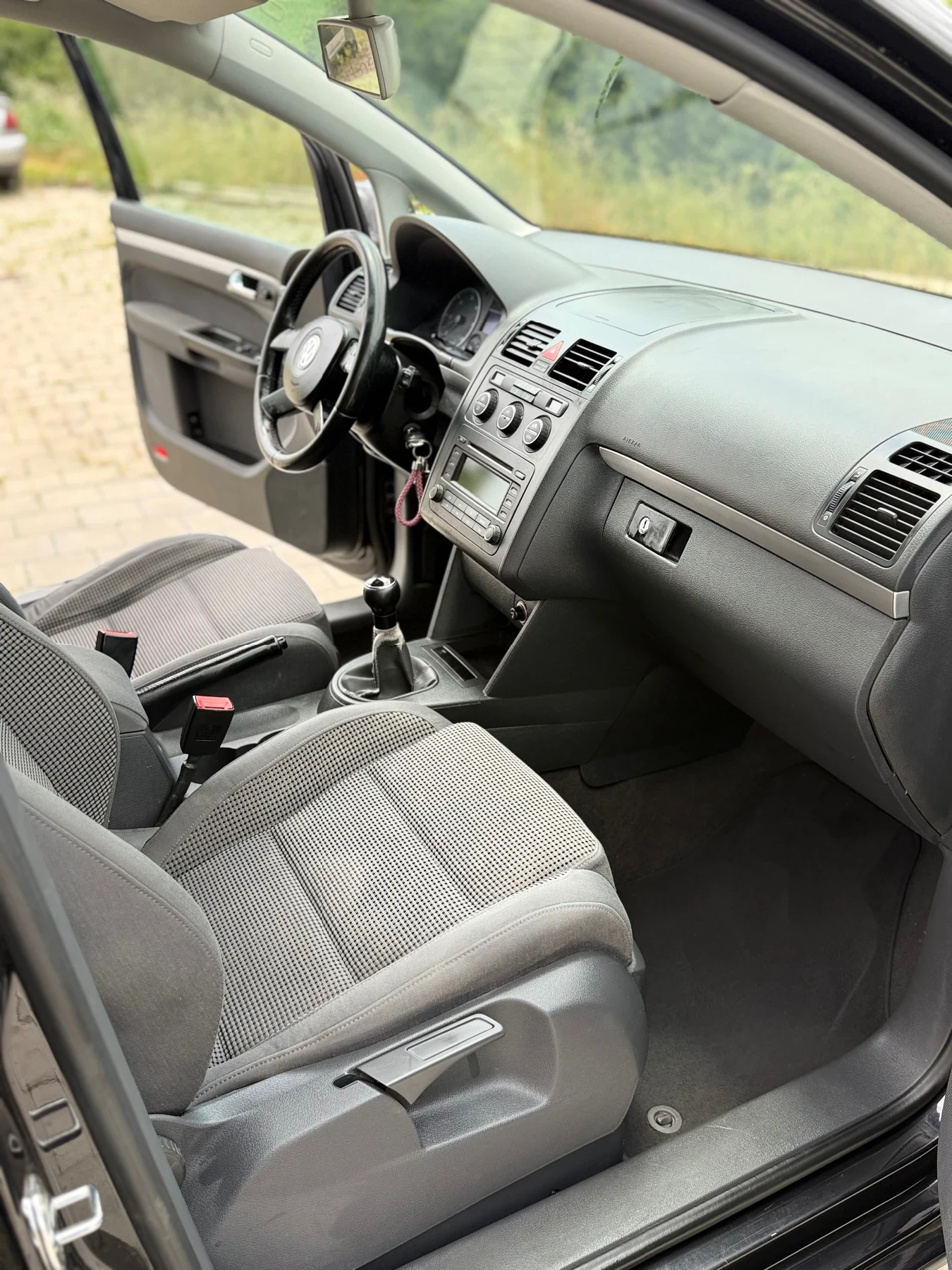 VW Touran 2.0 136 AZV 6 скорости 7 места, снимка 15 - Автомобили и джипове - 54883745