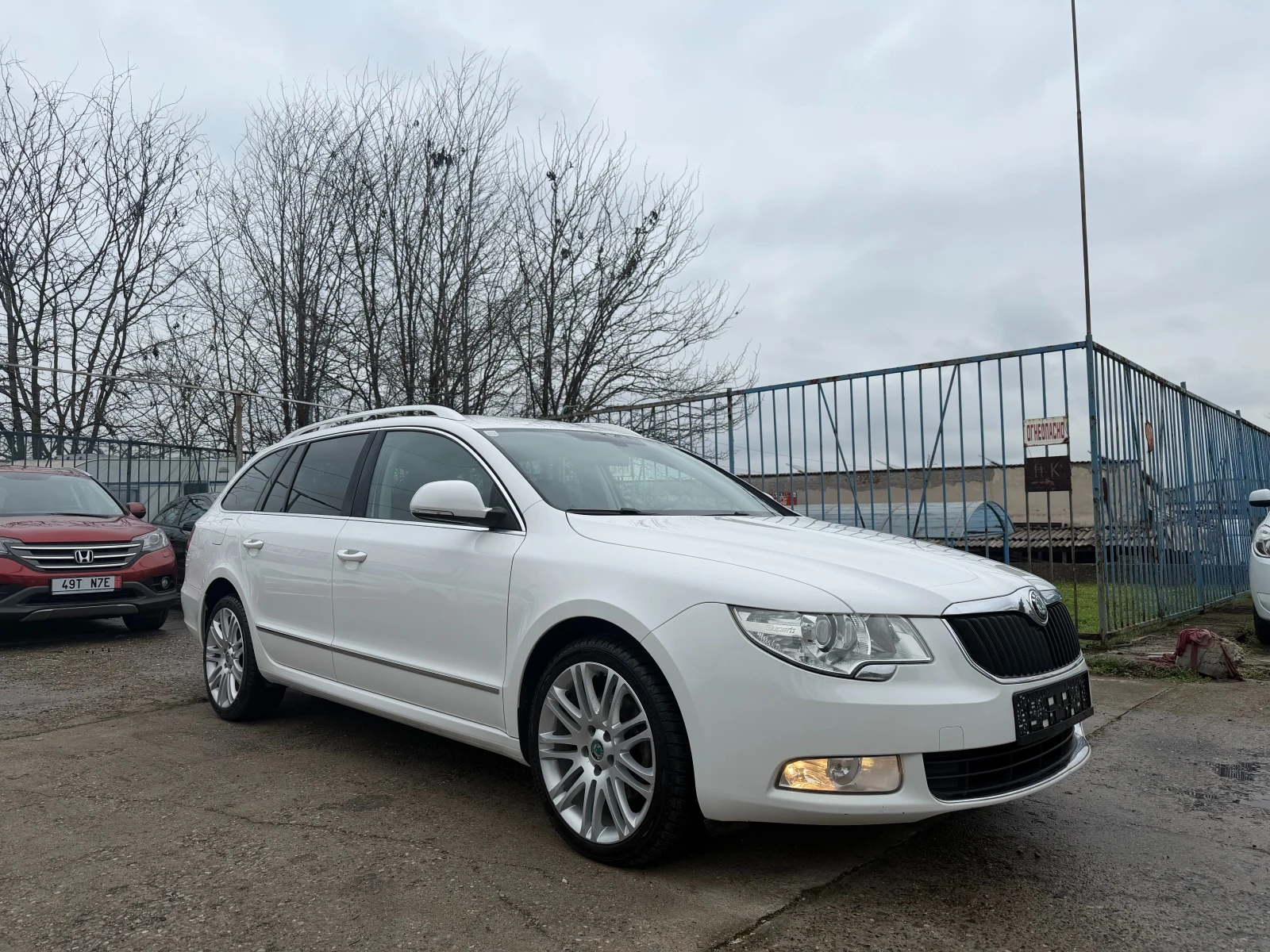 Skoda Superb 2.0 TDI 4x4 KEYLESS, снимка 3 - Автомобили и джипове - 55559676