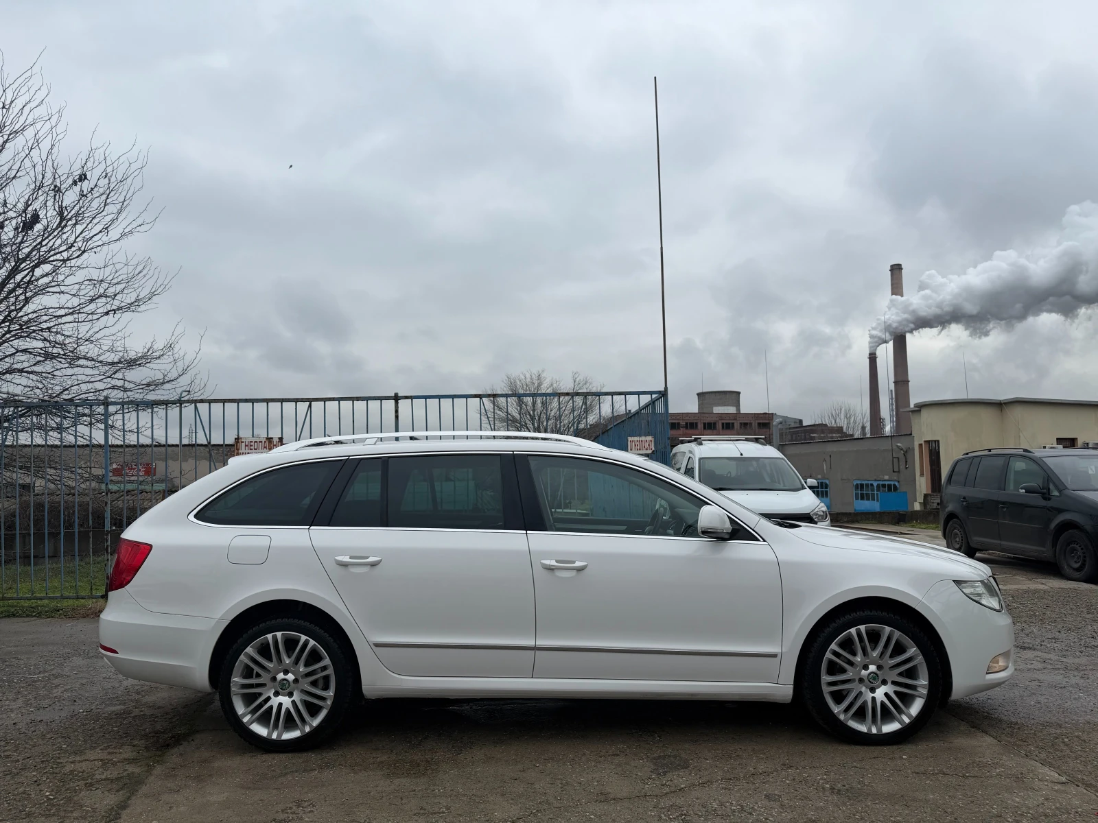 Skoda Superb 2.0 TDI 4x4 KEYLESS, снимка 4 - Автомобили и джипове - 55559676