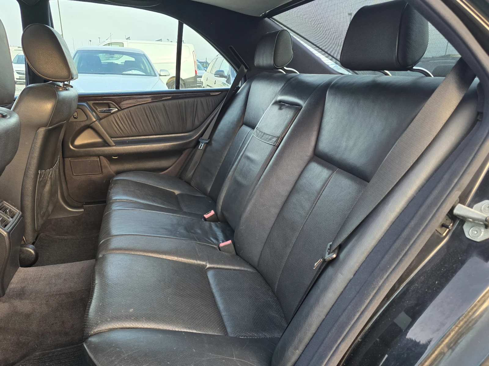 Mercedes-Benz E 300 D АВТОМАТИК ТОП СЪСТОЯНИЕ, снимка 13 - Автомобили и джипове - 55565732