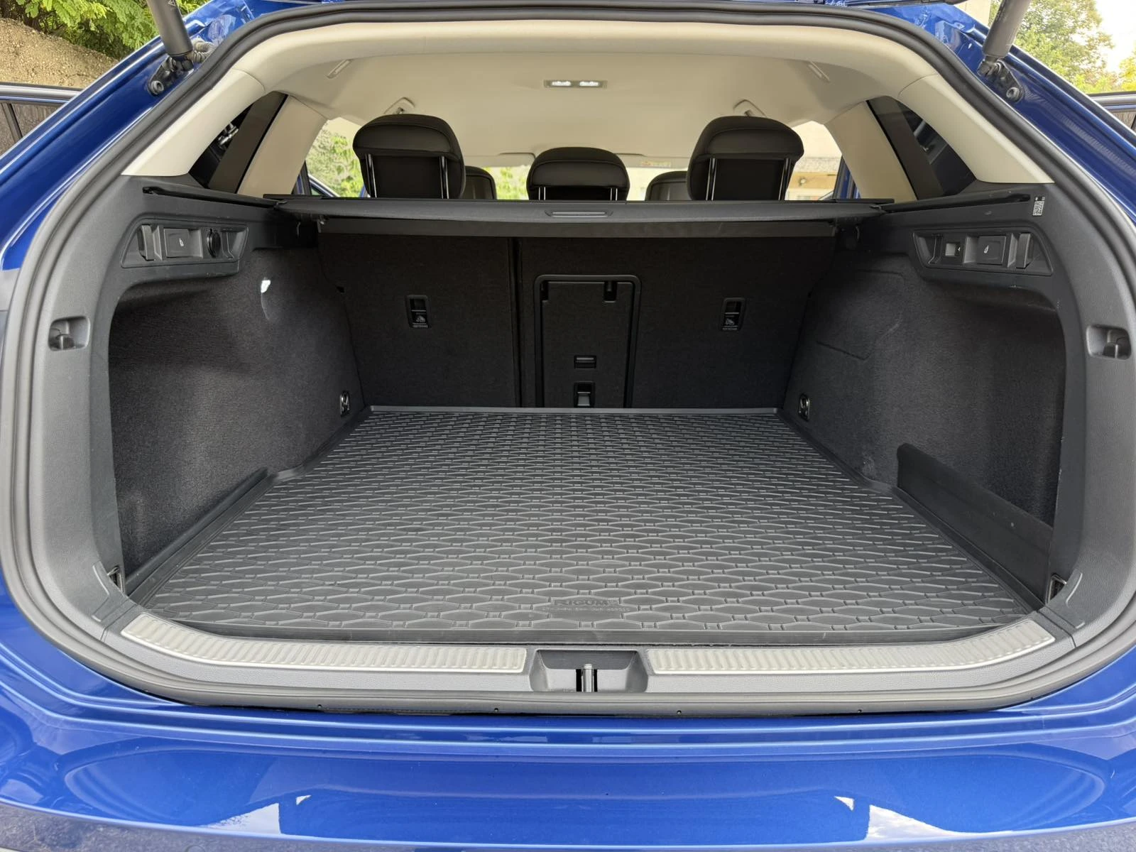 VW Passat 9 Elegance 2.0 TDI DSG, снимка 16 - Автомобили и джипове - 55889407