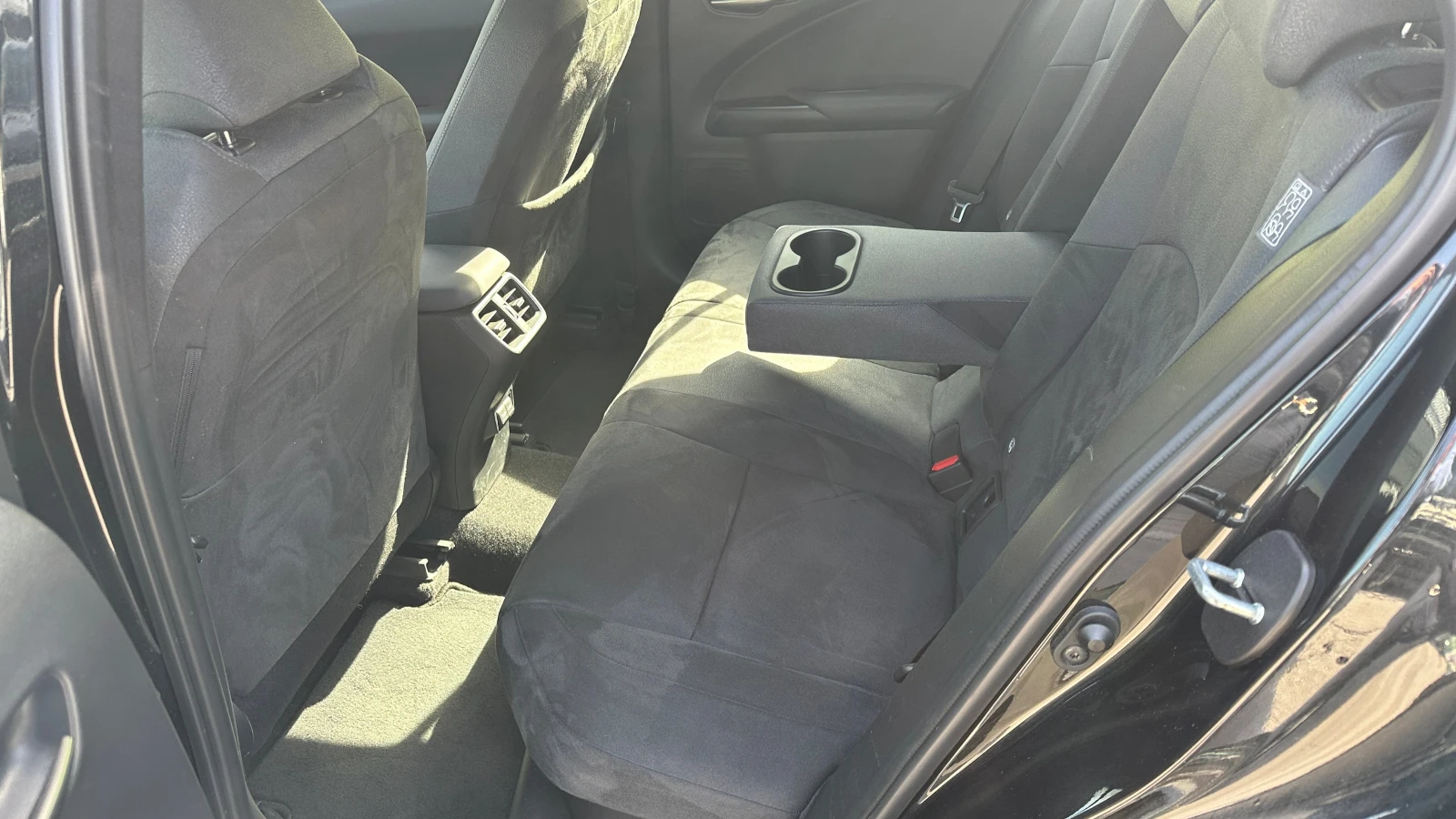 Lexus UX 250h Face Lift 2023 2.0 Hybrid в Гаранция - изображение 9