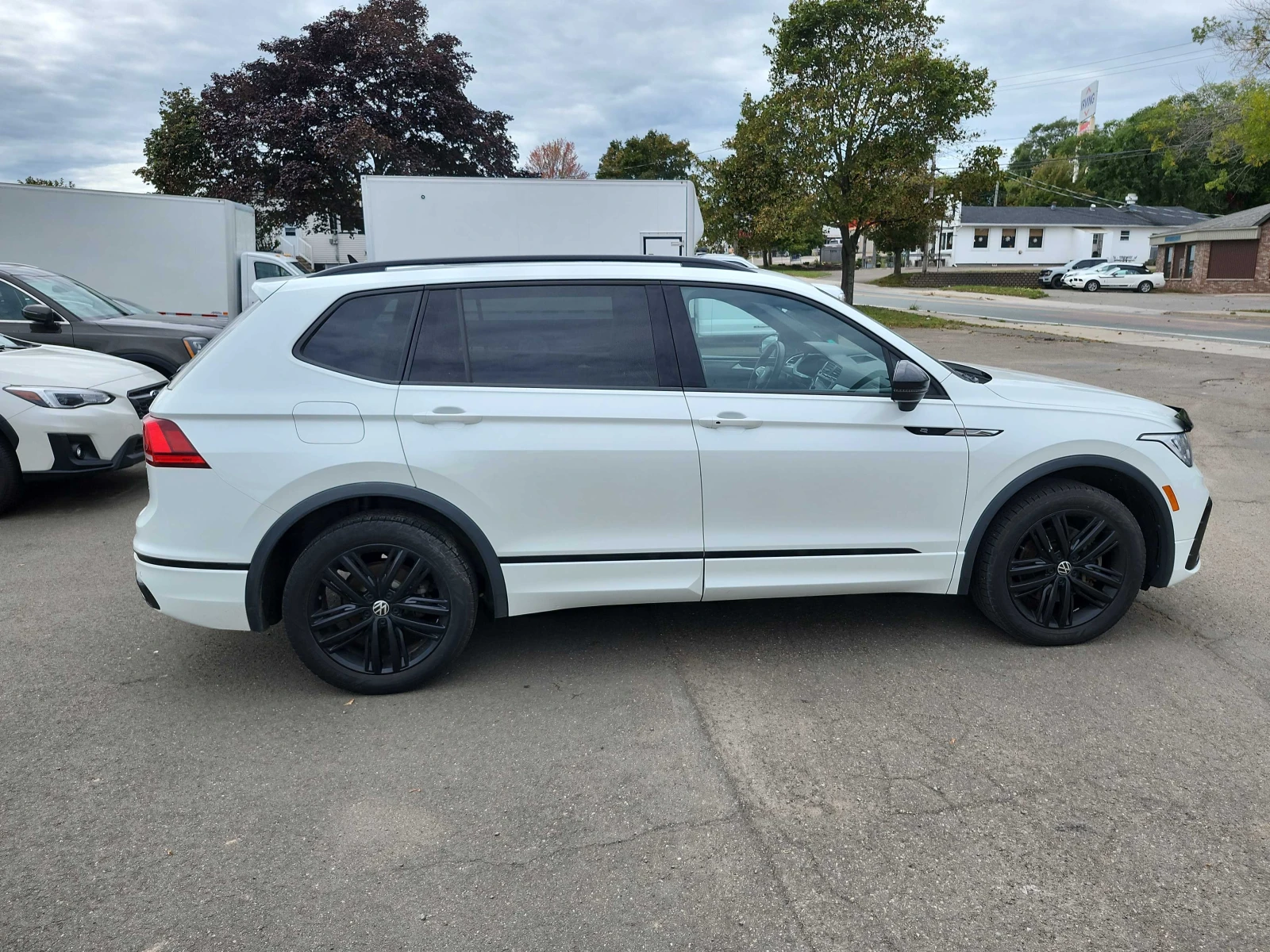 VW Tiguan Comfortline R Line Black Edition | БЕЗ ИНЦИДЕНТИ , снимка 4 - Автомобили и джипове - 56122889