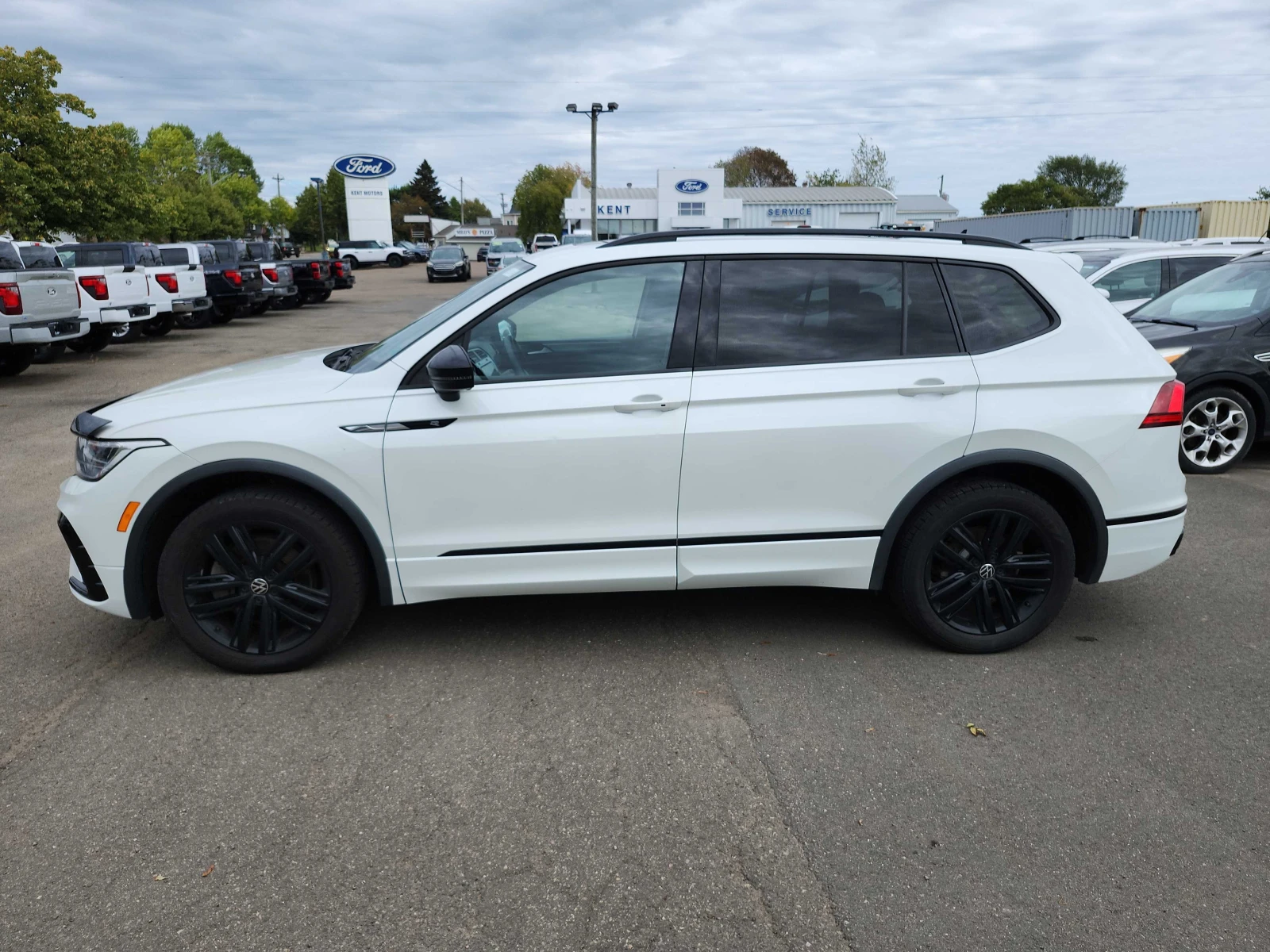 VW Tiguan Comfortline R Line Black Edition | БЕЗ ИНЦИДЕНТИ , снимка 3 - Автомобили и джипове - 56122889