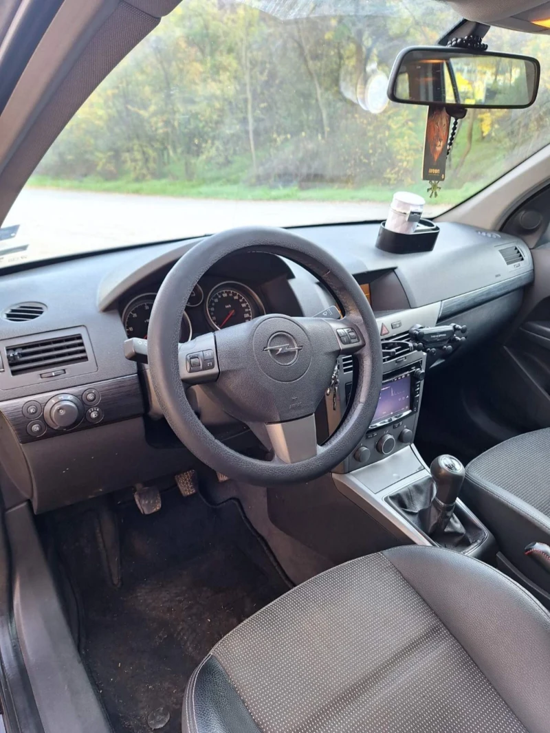 Opel Astra 1.7 CDTI , снимка 9 - Автомобили и джипове - 52472002