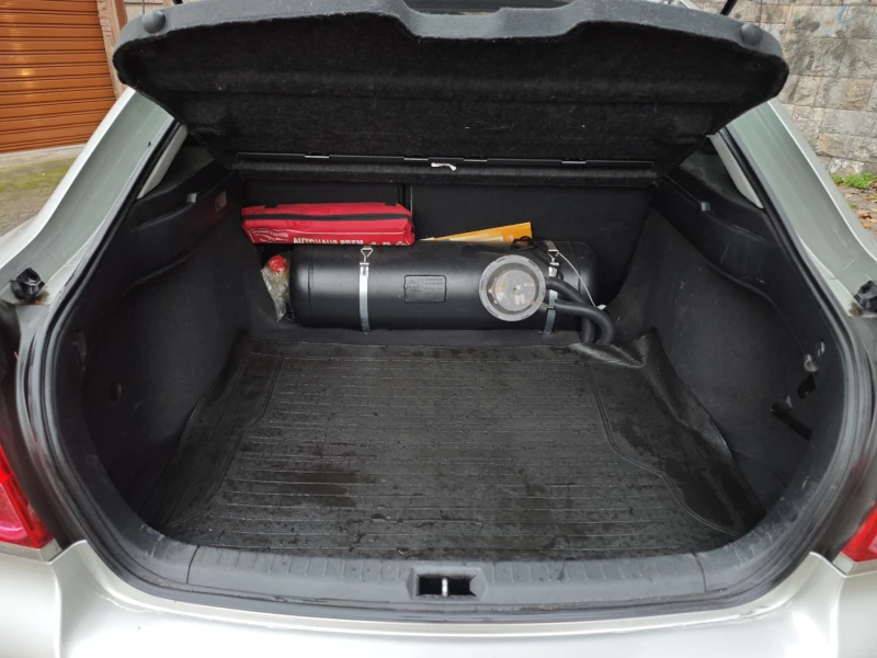 Toyota Avensis 2.0 VVT-i + Газов инжекцион, снимка 11 - Автомобили и джипове - 53018073