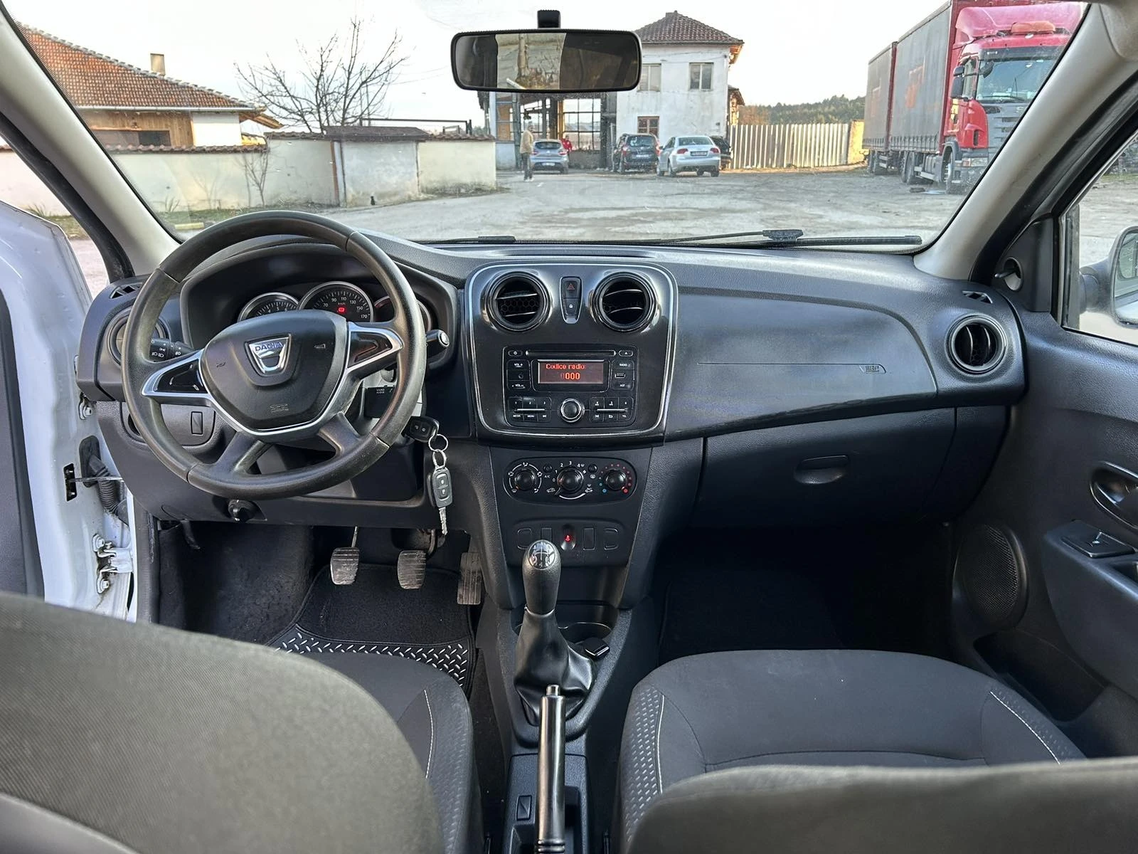 Dacia Sandero 1.0i  Регистирана - изображение 9