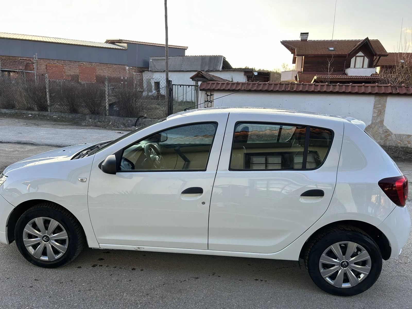 Dacia Sandero 1.0i  Регистирана - изображение 4