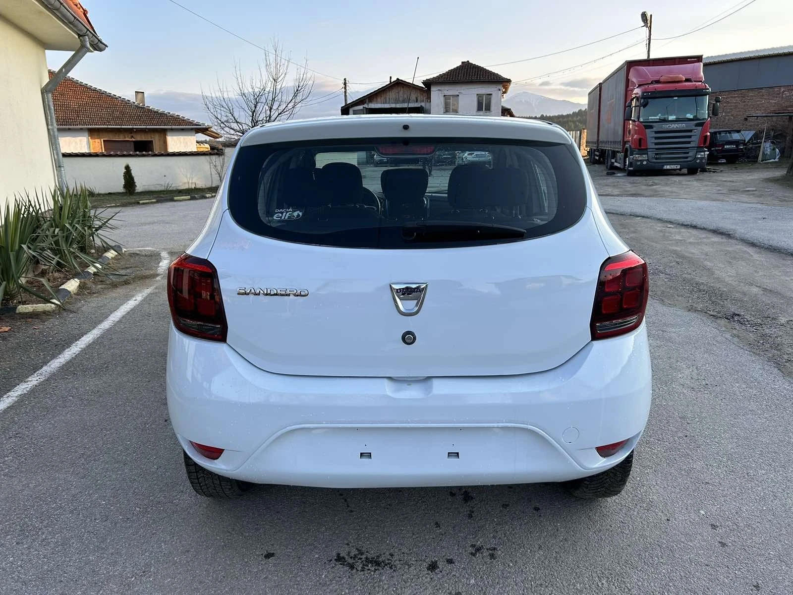 Dacia Sandero 1.0i  Регистирана - изображение 3