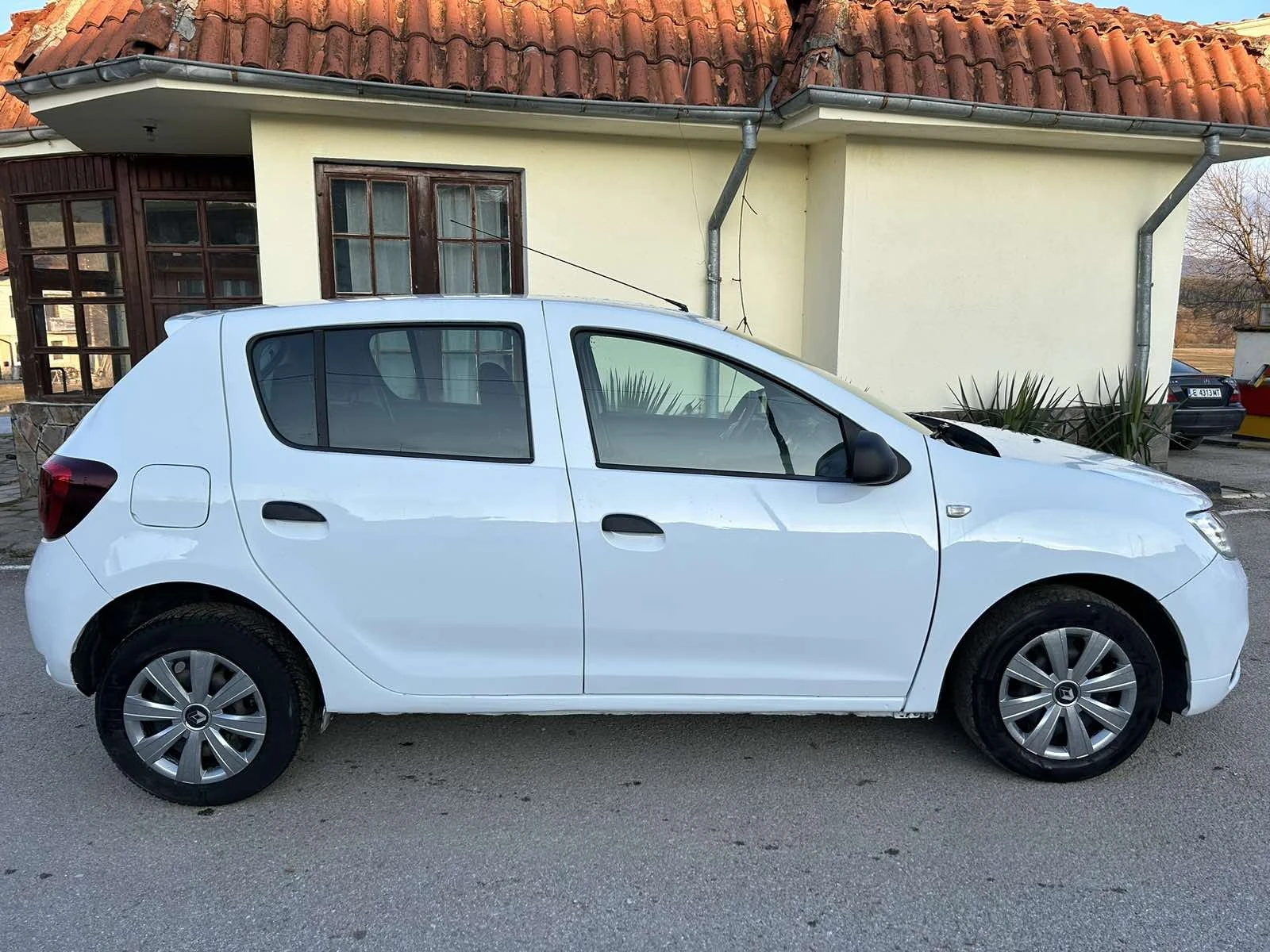 Dacia Sandero 1.0i  Регистирана - изображение 2